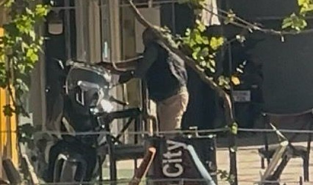 Kendisini silahla vuran şüpheliyi kovalayıp yere yıktı