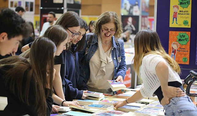 Kepez Kitap Fuarı'na kitapseverlerin ilgisi sürüyor