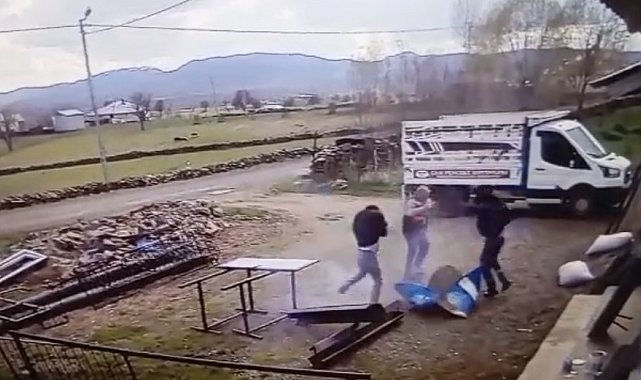 Kesmek istedikleri varil patlayınca neye uğradıklarını şaşırdılar: Patlama anı kamerada