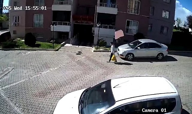 Kılpayı kurtuldu: Çatından düşen fayans az kalsın çocuğun kafasına çarpıyordu