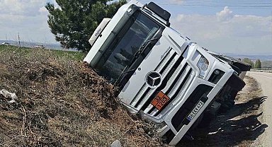 Kırıkkale'de akaryakıt yüklü tanker şarampole devrildi