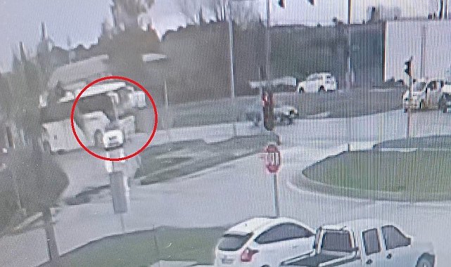 Kırmızı ışıkta durmak için yavaşlayan otomobile yolcu otobüsü çarptı