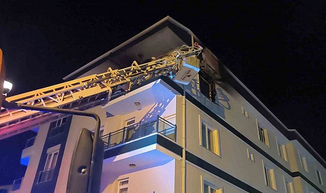 Kırşehir'de 4 katlı binada yangın paniği... 3 kişi dumandan etkilendi