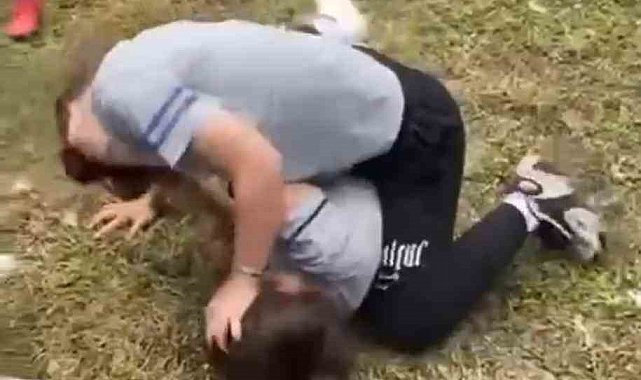 Kız öğrenciler saç saça kavga etti: O anlar kamerada