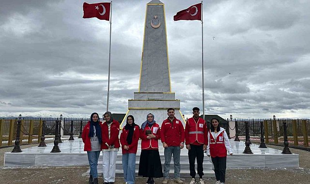 Kızılay gönüllülerinden şehitliğe ziyaret
