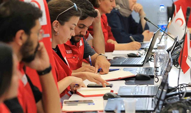 Kızılay'dan İstanbul'da deprem sonrası evlerine giremeyen vatandaşlara beslenme desteği