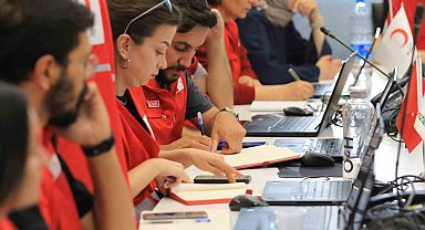 Kızılay'dan İstanbul'da deprem sonrası evlerine giremeyen vatandaşlara beslenme desteği