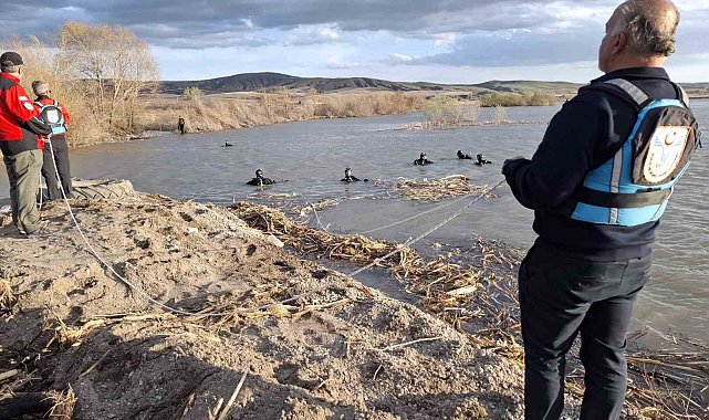 Kızılırmak'a düşen genci arama çalışmaları devam ediyor