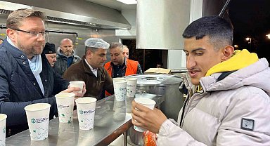 Kocaeli Büyükşehir Belediyesi "Hızır 41" ekipleri Küçükçekmece'deki vatandaşlara çorba dağıttı