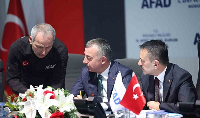 Kocaeli Valisi Aktaş: "Panikleyen 23 kişi yüksekten atlayarak yaralandı"