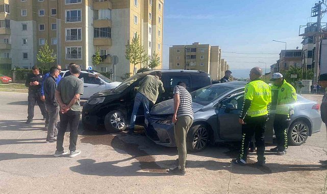 Kocaeli'de 3 araçlı zincirleme kaza: 3 yaralı