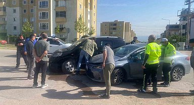 Kocaeli'de 3 araçlı zincirleme kaza: 3 yaralı