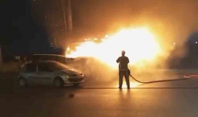 Kokoreç aracı alevlere teslim oldu