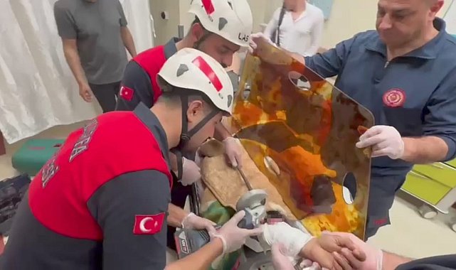 Koluna saplanan demir şişle ameliyata alındı