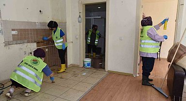 Komşuları yardım istedi tekerlekli sandalyedeki adamın yardımına Kepez Belediyesi koştu