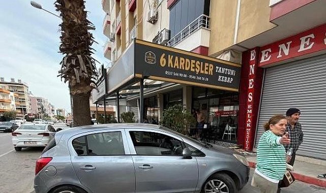 Kontrolden çıkan araç kafeye daldı: O anlar kameraya yansıdı