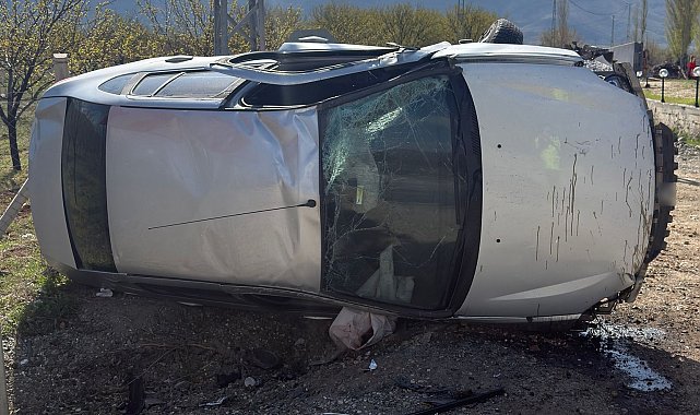Kontrolden çıkan araç, toprak yığınına çaparak savruldu