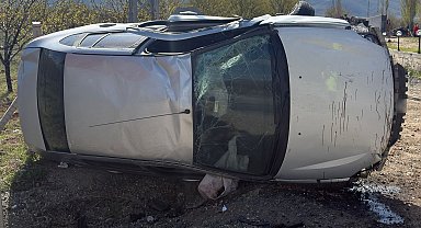 Kontrolden çıkan araç, toprak yığınına çaparak savruldu