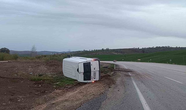 Kontrolden çıkan minibüs devrildi: 2 yaralı