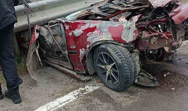Kontrolden çıkan otomobil bariyerlere saplandı: 2 ağır yaralı
