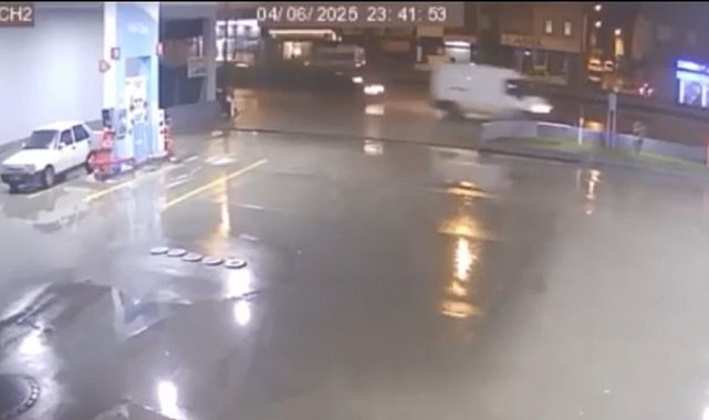 Kontrolden çıkan otomobil duvara çarptı, o anlar kamerada