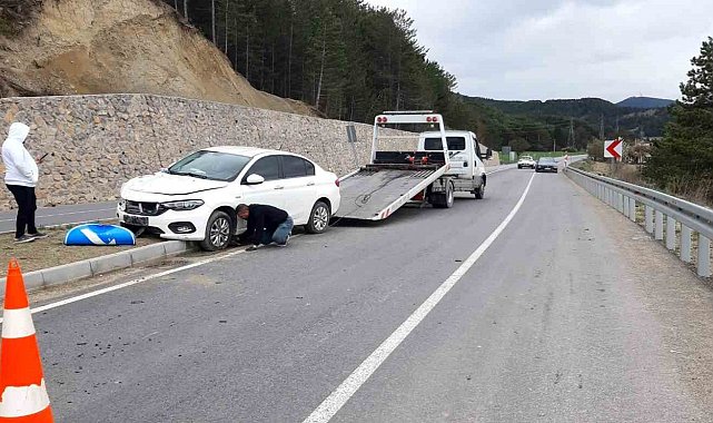 Kontrolden çıkan otomobil orta refüje savruldu: 2 yaralı
