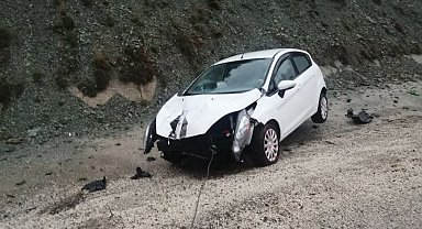 Kontrolden çıkan otomobil yol kenarındaki tabelaya çarptı: 2 yaralı