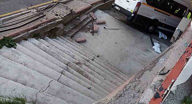 Kontrolden çıkan servis aracı apartman merdivenine devrildi