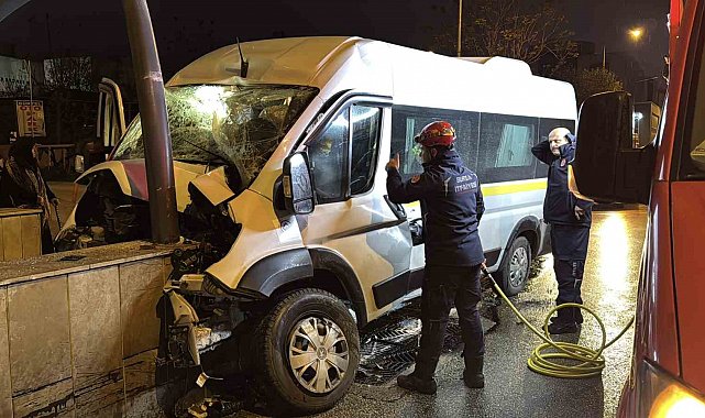 Kontrolden çıkan servis minibüsü alt geçidin duvarına çarptı