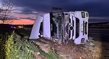 Kontrolden çıkan tır devrildi, sürücüsü yaralandı