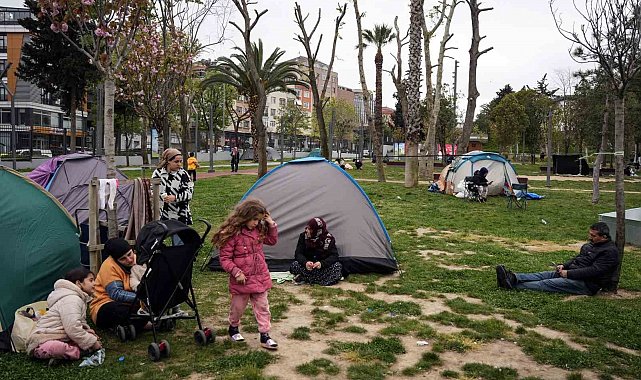 Konya Büyükşehir Belediyesi'nden parkta çadır kuran vatandaşlara yemek ikramı