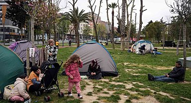 Konya Büyükşehir Belediyesi'nden parkta çadır kuran vatandaşlara yemek ikramı