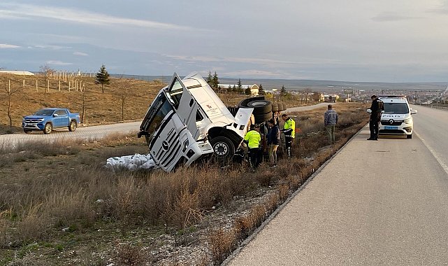 Konya'da gübre yüklü tır şarampole devrildi