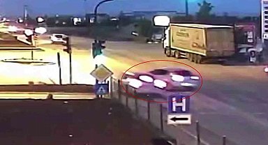 Konya'da otomobillerin çarpışma anı kamerada
