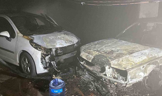 Konya'da sitenin otoparkında 2 otomobil yandı