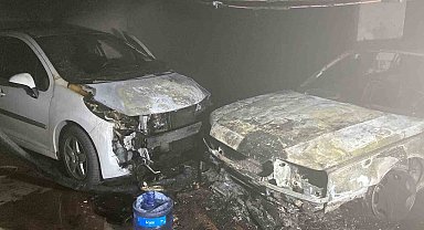 Konya'da sitenin otoparkında 2 otomobil yandı