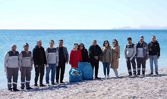 Konyaaltı sahilini ve denizi temizlediler