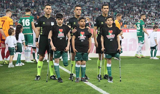 Konyaspor - Galatasaray maçı hakemin rahatsızlanması nedeniyle gecikmeli başladı