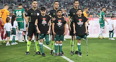 Konyaspor - Galatasaray maçı hakemin rahatsızlanması nedeniyle gecikmeli başladı