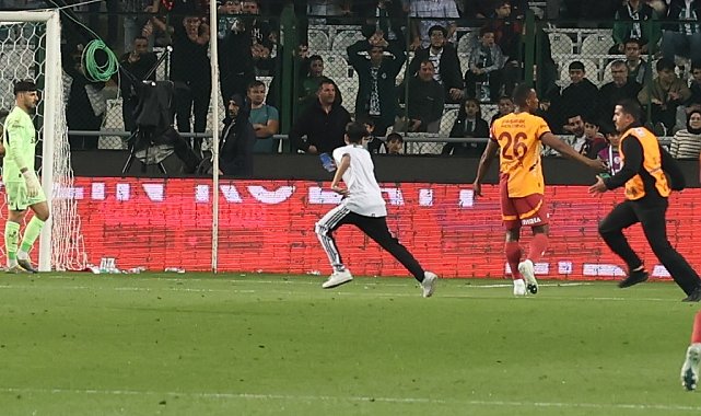 Konyaspor - Galatasaray maçında sahaya taraftar girdi
