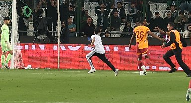 Konyaspor - Galatasaray maçında sahaya taraftar girdi