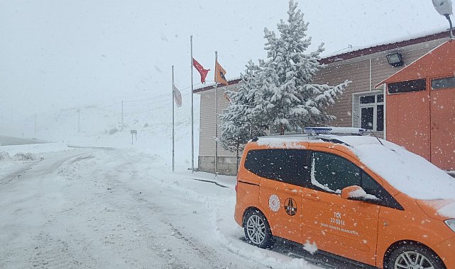 Kop Geçidi'nde kar yağışı etkili oluyor