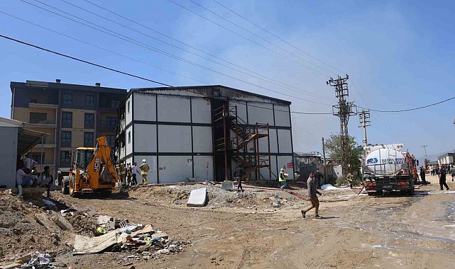 Korku dolu anlar, işçilerin kaldığı konteyner yatakhane alevlere teslim oldu