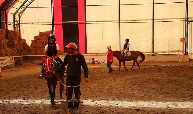 Koruma ve bakım altında bulunan çocuklar, 23 Nisan coşkusunu Diyarbakır Hipodromu'nda yaşadı