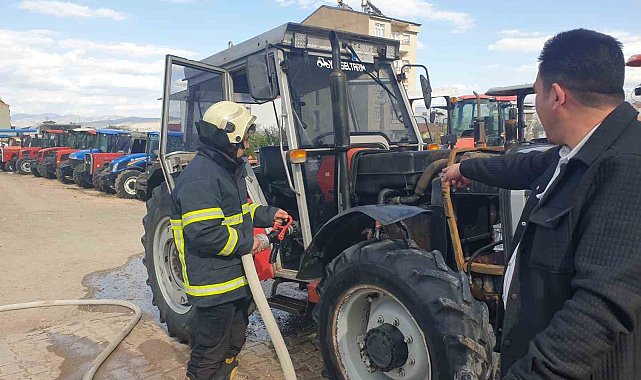Kovancılar'da seyir halindeki traktör alev aldı
