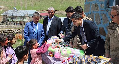 Köy okulu çocuklarının hayalini gerçekleştiren öğretmen vedasını unutulmaz kıldı