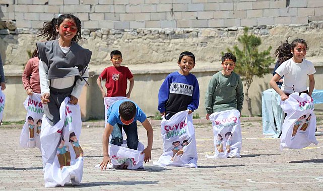 Köy okulunda öğrenciler unutulmaya yüz tutan 23 Nisan oyunlarıyla eğlendi