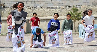 Köy okulunda öğrenciler unutulmaya yüz tutan 23 Nisan oyunlarıyla eğlendi