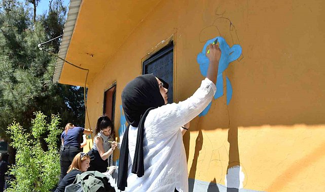 Köy okulunun duvarlarını boyadılar