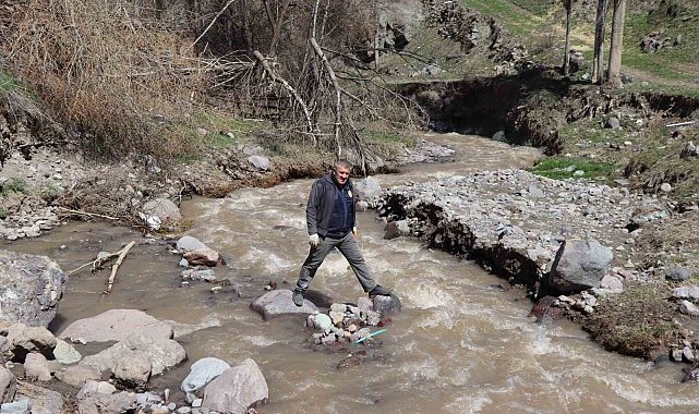 Köylüler dereye yaya köprüsü istiyor